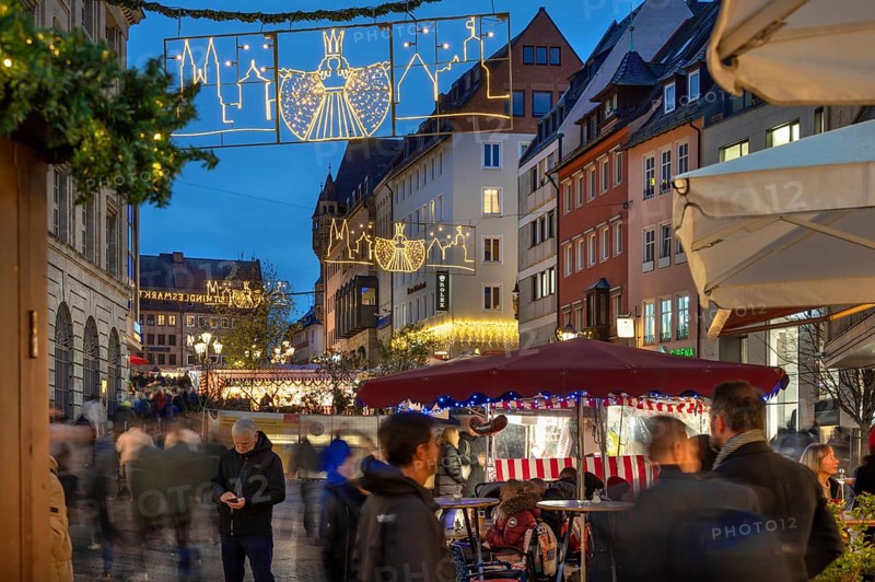 Christmas decorations and stalls on their way to the Nuremberg Christmas Market, Königstraße, Nuremberg, Middle Franconia, Bavaria, Germany