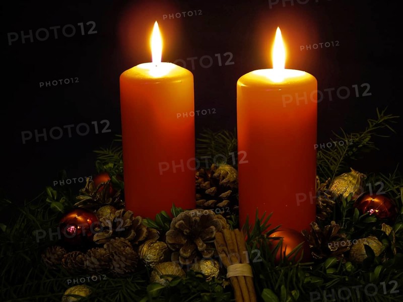 Festive advent wreath with two burning candles, pine cones, pine cones, pine branches, cinnamon sticks, Christmas balls and golden nuts, walnuts, Christmas decorations radiate warmth, calm and contemplative atmosphere in the dark, night, Christmas, advent arrangement, fire, flame, romantic, red wax, Christmas, Christmas time, Christmas decoration, candle light, lights, Germany