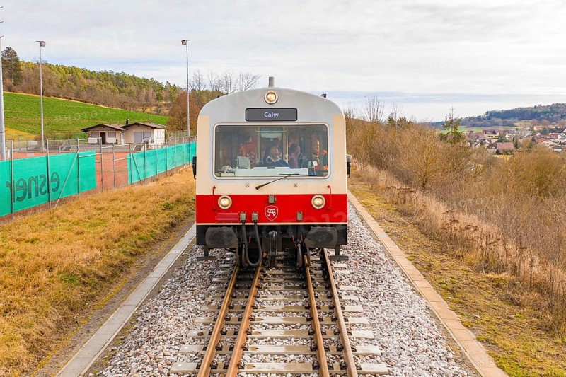 Front view of a train on the rails with landscape in the background, inscription 'Calw', historical event, first test run with a passenger train on the Hermann tracks, Hesse Railway since 1988, Calw district, Germany