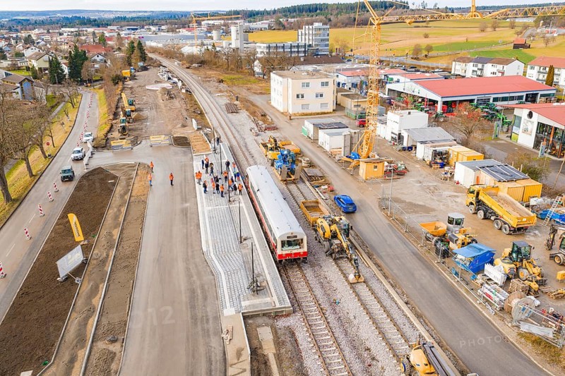 A construction site for a new station with a train, surrounded by construction and cranes, historic event, first test run with a passenger train on the Hermann tracks, Hesse Railway since 1988, Althengstett, Calw district, Germany