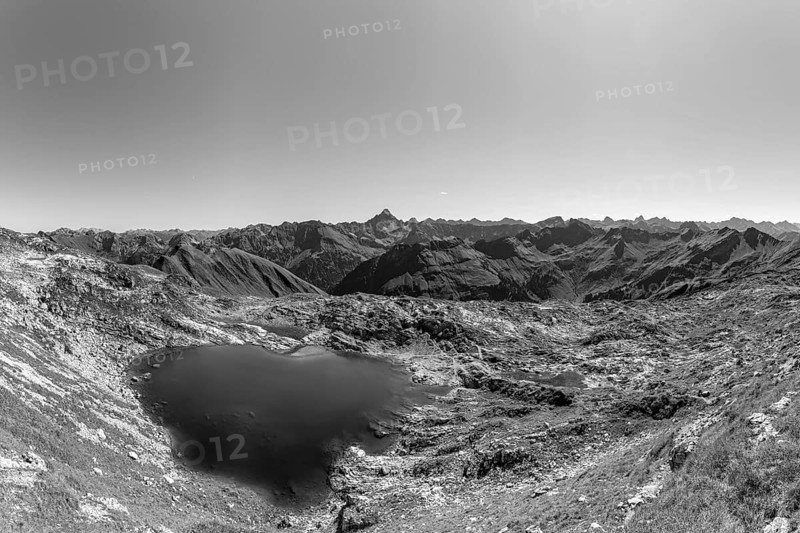 Mountain panorama over Laufbichlsee, behind it the Hochvogel, 2592m, Allgäu Alps, Allgäu, Bavaria, Germany