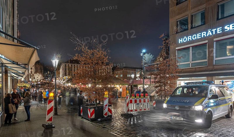 Securing the evening Christmas market through poizei and barriers, Hauptmarkt, Nuremberg Middle Franconia, Bavaria, Germany