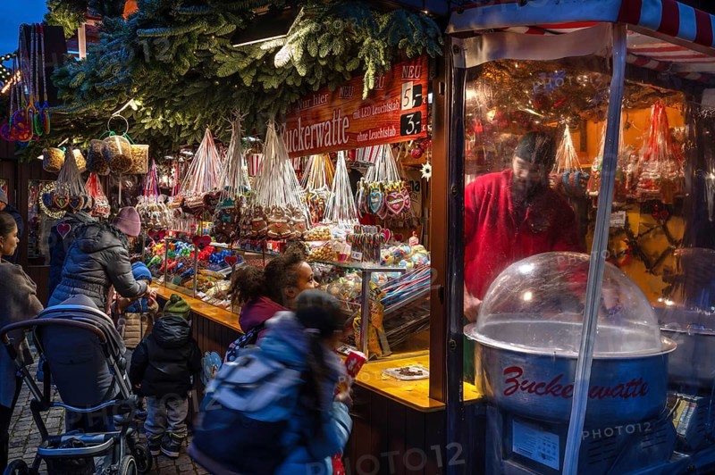 Cotton candy at a candy stand at the Christmas market for children in Nuremberg, Middle Franconia, Bavaria, Germany