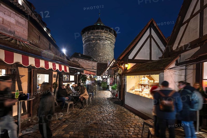 Evening atmosphere in the Handwerkerhof during Advent, the Königstorturm in the back, built around 1550, Nuremberg, Middle Franconia, Bavaria, Germany
