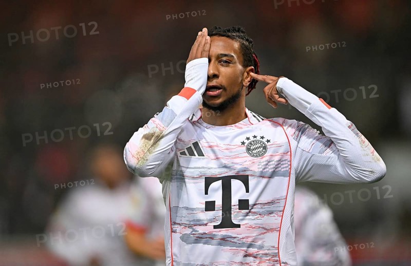 Goal celebration gesture Michael Olise FC Bayern Munich FCB (17) after surviving eye surgery, eye surgery, Voith-Arena, Heidenheim, Baden-Württemberg, Germany