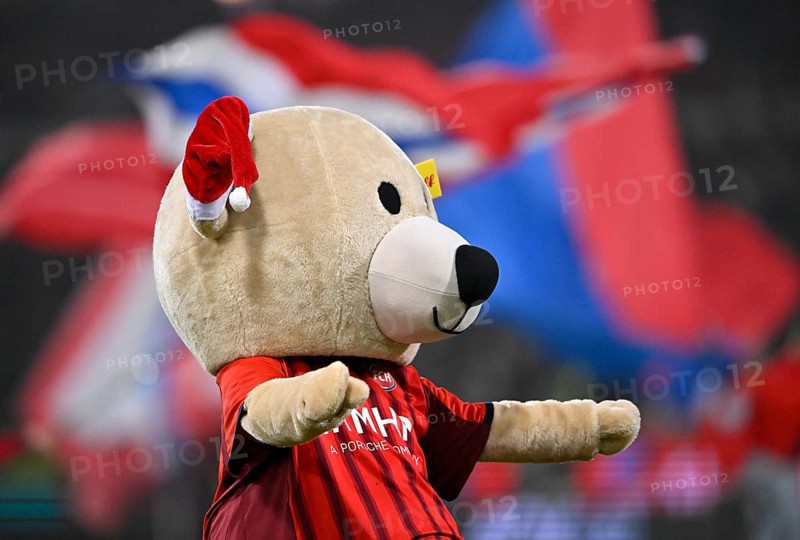 Mascot Paule 1. FC Heidenheim 1846 FCH with Santa hat, Voith-Arena, Heidenheim, Baden-Württemberg, Germany