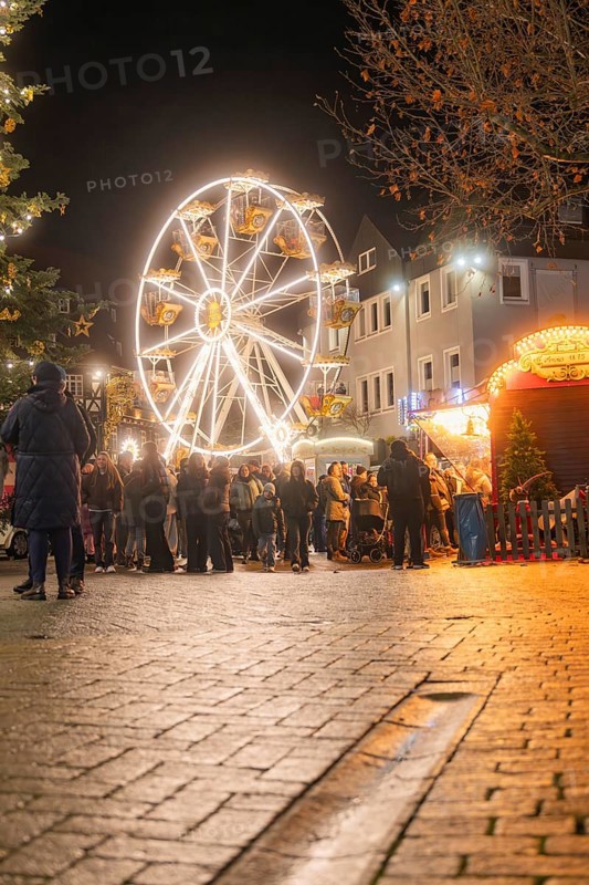 Illuminated Ferris wheel at a Christmas market with people in a festive mood, Weihnachtsmark Nagold, LandkreisCalw, Germany