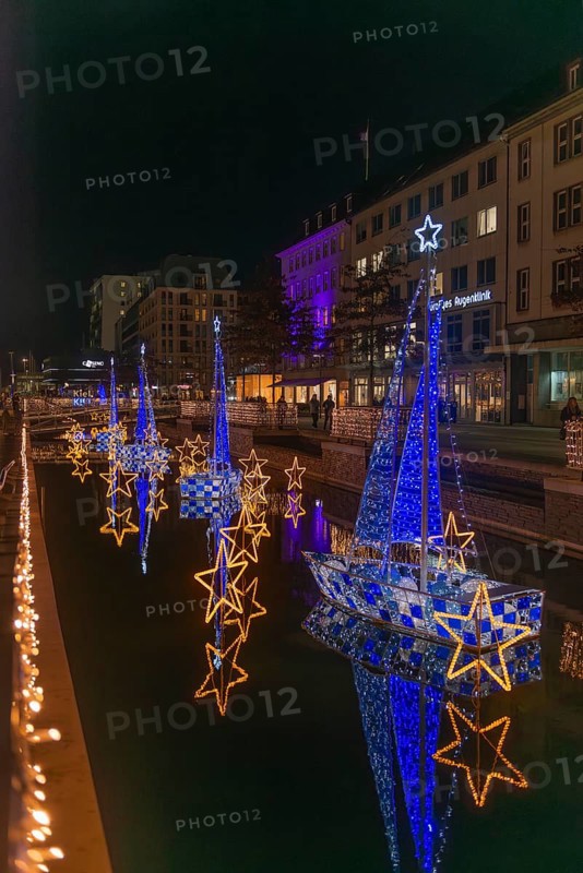 Christmas decoration in Kiel am Holstenfleet, Kleiner Kiel Canal, city center, Christmas, lighting, lights, sailboats, stars, water reflection, shops, evening, darkness, Germany