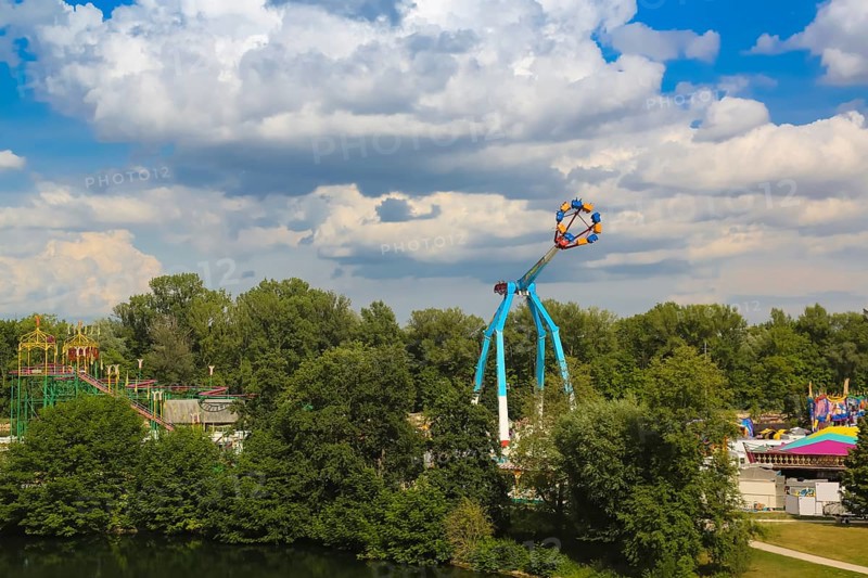 Fairground in Ulm Friedrichsau, folk festival, hustle and bustle, amusement park, amusement attraction, ride, blue sky, clouds, artistico the largest transportable swing in the world, Ulm, Baden-Württemberg, Germany