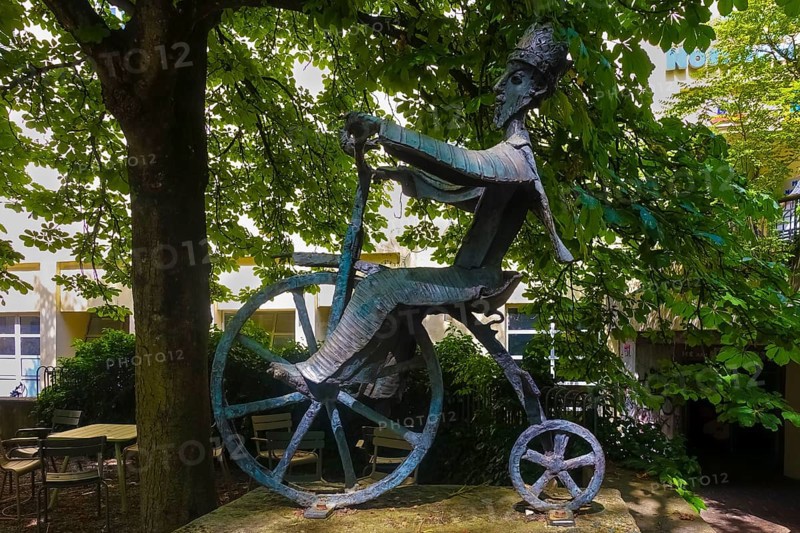 Cyclist King, Cyclist King, sculpture by artist Suse Müller-Diefenbach from 1985, art in public space, bronze sculpture next to the monkey rock, Tübingen, Baden-Württemberg, Germany