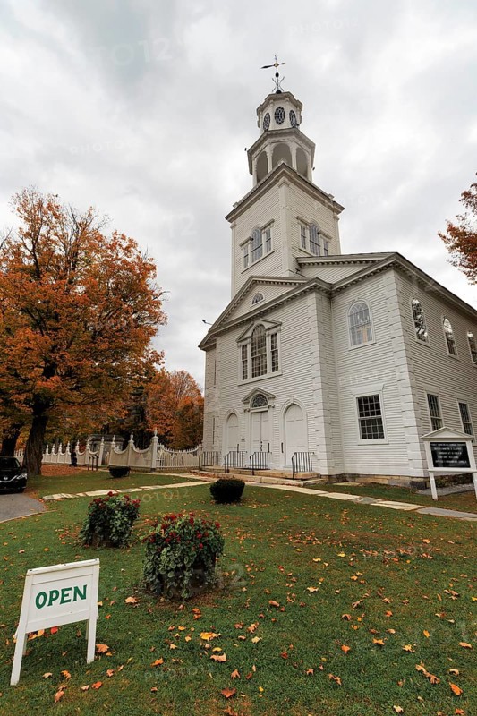 First Congregational Church of Bennington, historic church, multi-tiered bell tower, sign opened, colonial church architecture, fall leaves, Indian Summer, Old Bennington, Vermont, New England, USA