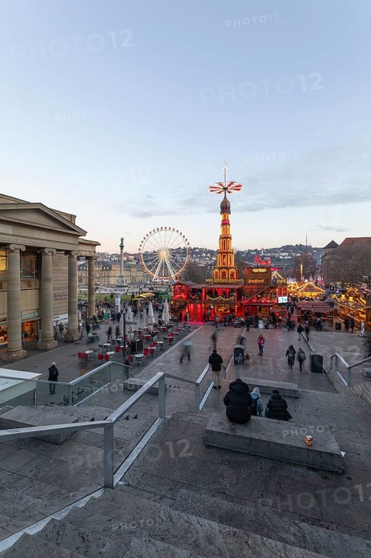 Stuttgart 2025 Christmas market on Schlossplatz with festive lights, a Christmas pyramid, mulled wine, traditional treats and artisan stalls. Magical light installations and lively atmosphere