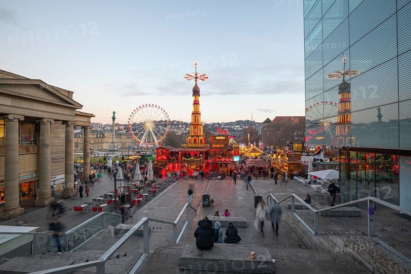 Stuttgart 2025 Christmas market on Schlossplatz with festive lights, a Christmas pyramid, mulled wine, traditional treats and artisan stalls. Magical light installations and lively atmosphere