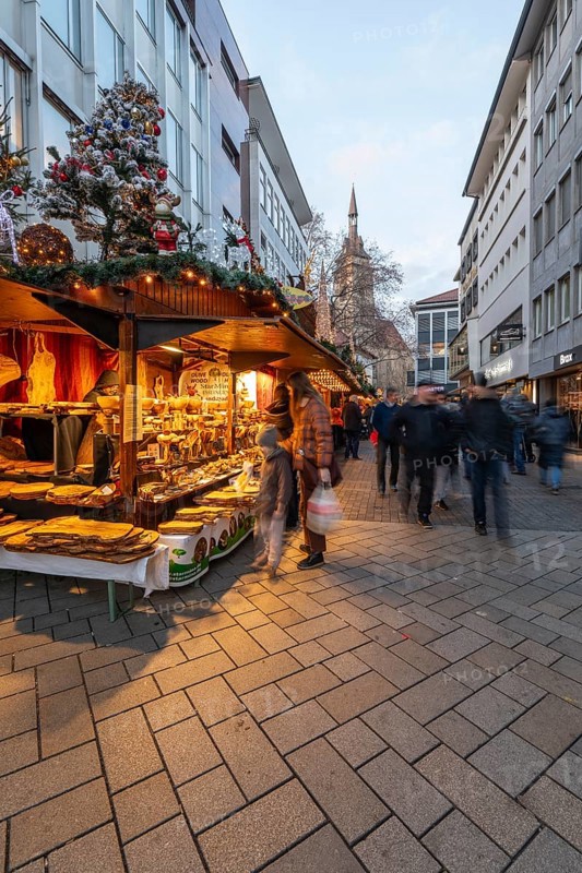 Stuttgart 2025 Christmas market: festive lights, inviting stands, mulled wine, traditional treats and a lively atmosphere under magical light installations