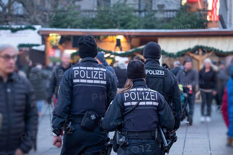 Three police officers are patrolling the Stuttgart 2025 Christmas market. Their presence ensures safety and ensures that visitors can enjoy a carefree celebration
