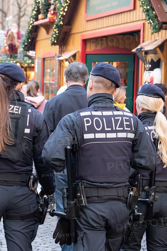 Three police officers are patrolling the Stuttgart 2025 Christmas market. Their presence ensures safety and ensures that visitors can enjoy a carefree celebration