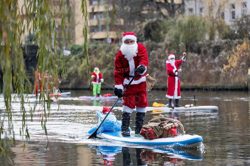 Water sports enthusiasts dressed up as Santa Claus ride SUPs on the Spree in Berlin on 30.11.2025