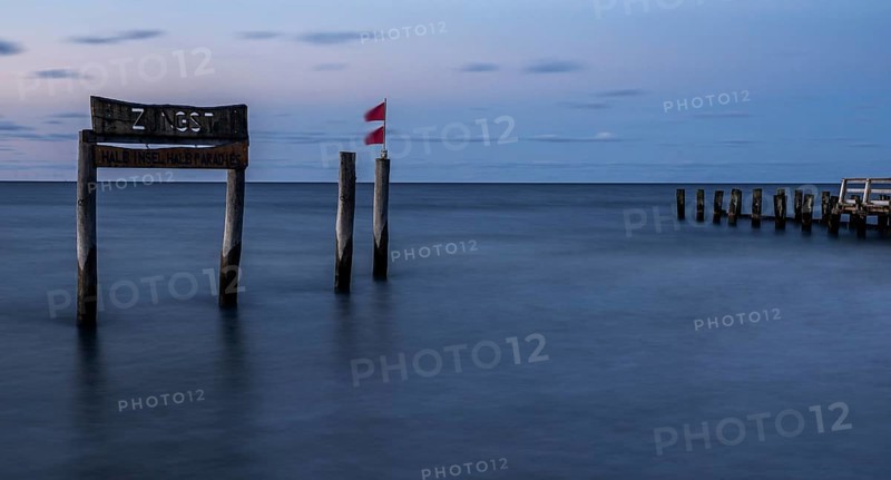 Wooden sign in the sea with inscription Zingst and Buhnen, long exposure, evening light, Zingst, Fischland-Darß-Zingst, Western Pomerania National Park, Mecklenburg-Western Pomerania, Germany