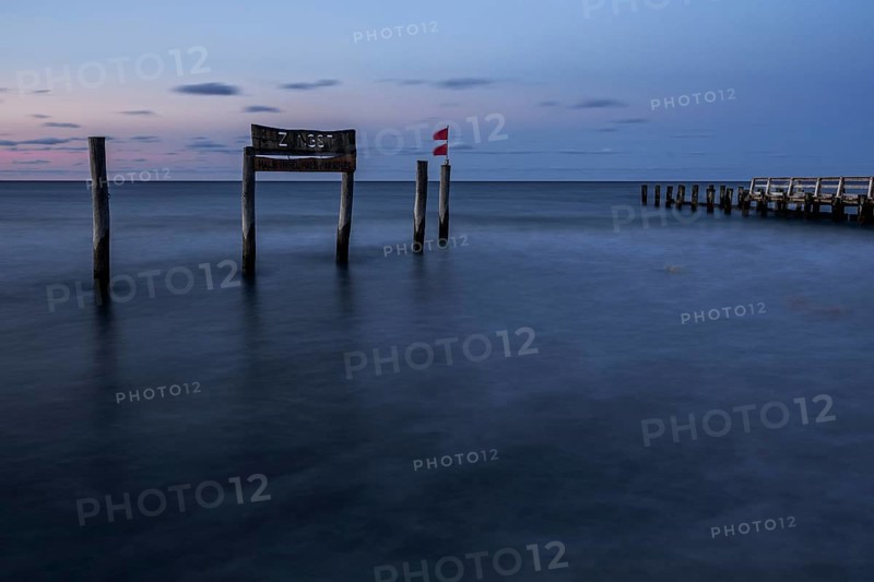 Wooden sign in the sea with inscription Zingst and wooden walkway, long exposure, evening light, Zingst, Fischland-Darß-Zingst, Western Pomerania National Park, Mecklenburg-Western Pomerania, Germany