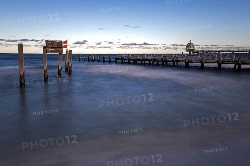 Wooden sign in the sea with inscription Zingst and wooden walkway, pier with diving gondola behind, panorama, long exposure, evening light, Zingst, Fischland-Darß-Zingst, Western Pomerania Lagoon Area National Park, Mecklenburg-Western Pomerania, Germany