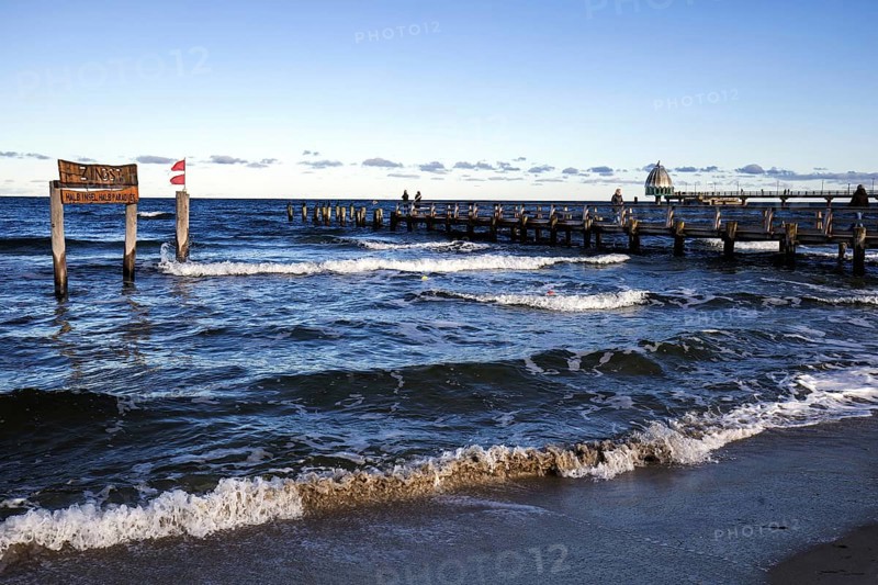 Wooden sign in the sea with inscription Zingst and wooden footbridge, back pier with diving gondola, panorama, evening light, Zingst, Fischland-Darß-Zingst, Western Pomerania Lagoon Area National Park, Mecklenburg-Western Pomerania, Germany