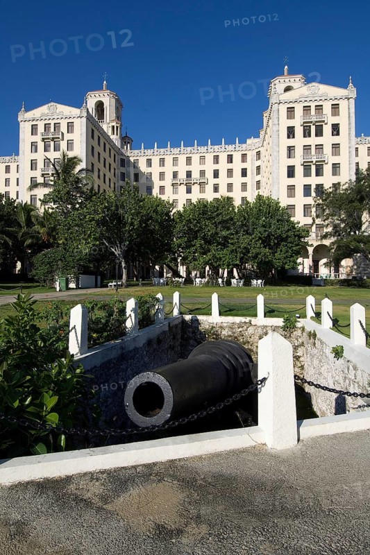 Hotel Nacional de Cuba, in the foreground old historic gun emplacement with cannon, Havana, Cuba