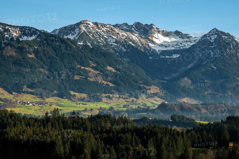 View from Bolsterlang into the Illertal and mountains of the Allgäu Alps, behind Entschenkopf, Nebelhorn and RubihornOberstdorf, Oberallgäu, Bavaria, Germany