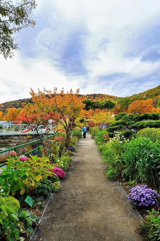 Flower Bridge, Bridge of Flowers, Deerfield River Bridge, Gardens, Fall Leaves, Indian Summer, Mohawk Trail Scenic Road, Former Trade Route, Shelburne Falls, Massachusetts, New England, USA