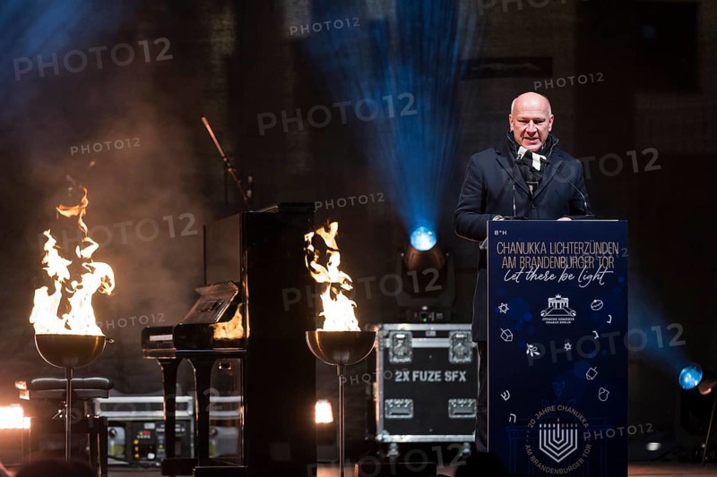 Kai Wegner (Governing Mayor of Berlin) speaks at the lighting of lights to mark 20 years of Hanukkah in front of the Brandenburg Gate, Berlin, 17 December 2025
