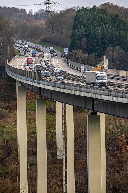 The Wiehl Valley Bridge, A4 motorway, the motorway bridge is considered extremely dilapidated, there is massive damage to the road plate and the main structure of the bridge, repair work below the bridge, traffic only rolls in one lane in each direction, trucks are still allowed to drive there with a maximum of 44 t and must keep a minimum distance of 50 meters, there is a risk of full closure, the bridge is 700 meters long, built in 1970, in Bergische Land, near Weiershagen, belongs to the city of Wiehl, North Rhine-Westphalia, Germany