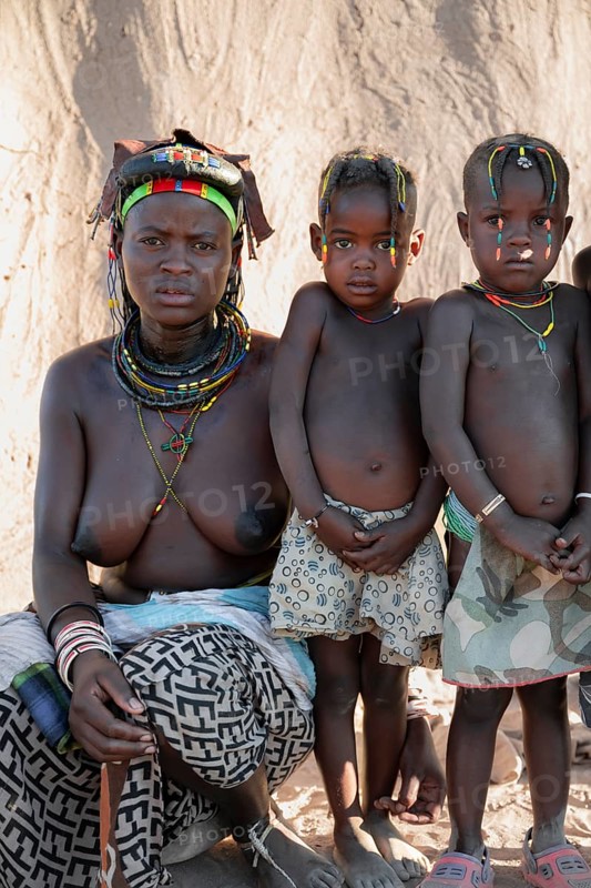 Woman with children, Hakaona tribe, also Havakona or Hakawona, near Opuwo, Kunene, Namibia