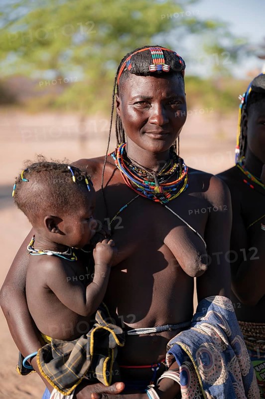Woman with child, Hakaona tribe, also Havakona or Hakawona, near Opuwo, Kunene, Namibia