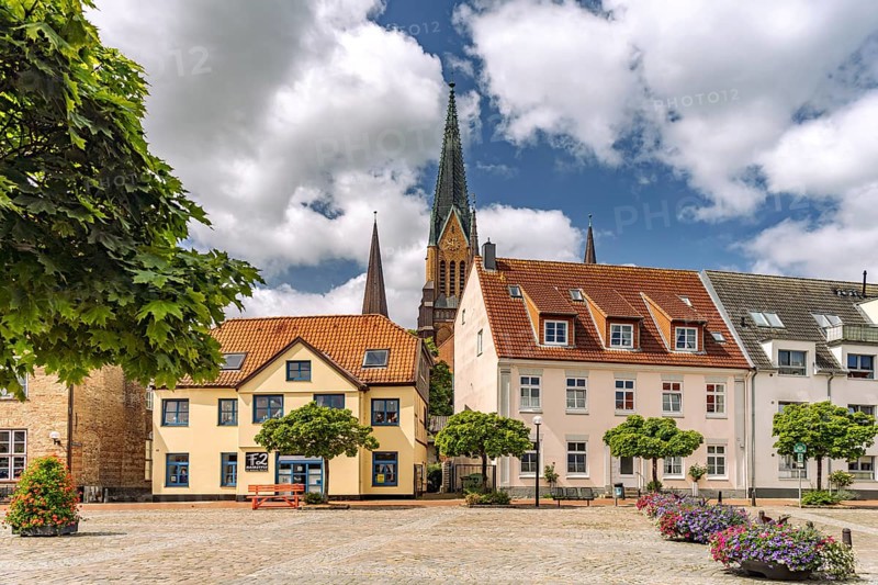 The Town Hall Market in Schleswig's Old Town and St. Peter Cathedral, City of Schleswig, Schleswig-Holstein, Germany