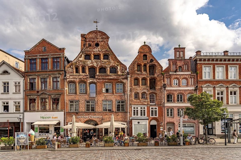 Gabelhäuser am Platz Am Sande and St. Johannis Church, Hanseatic City of Lüneburg, Lower Saxony, Germany