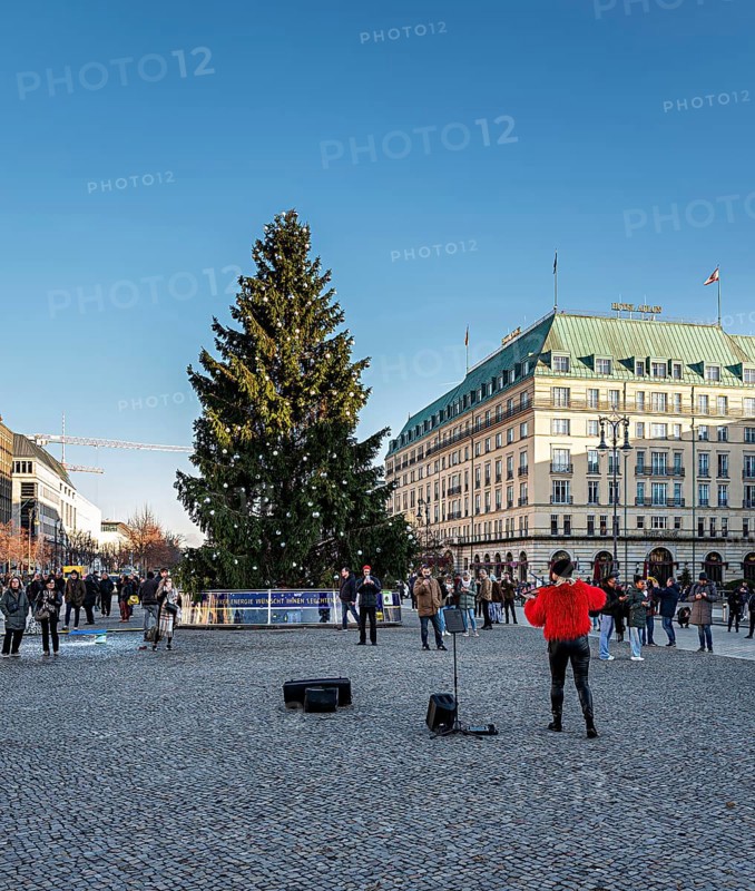 Street musician with violin at Brandenburg Gate, daylight photo, Berlin, Germany