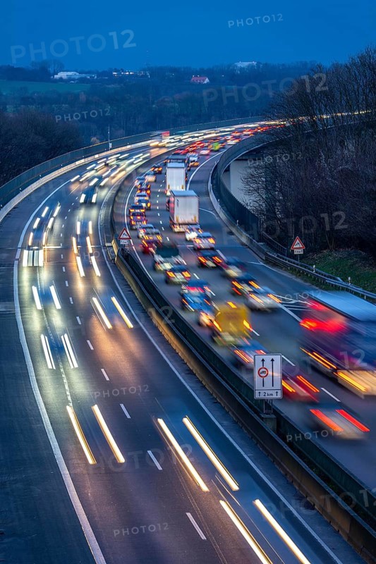 Evening traffic on the A52 motorway, between Düsseldorf and Essen, at the Ruhr Valley Bridge, across the Ruhr near Mülheim-Mintard, partly slow, rush hour traffic, looking north, North Rhine-Westphalia, Germany