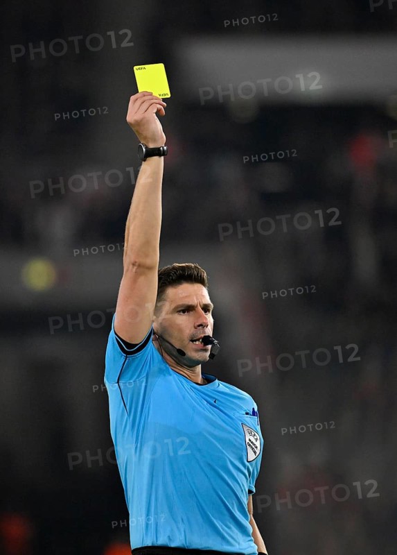 Referee Referee Marian Barbu (ROU) Gesture Gesture shows yellow card yellow caution Europa League, MHPArena, MHP Arena Stuttgart, Baden-Württemberg, Germany