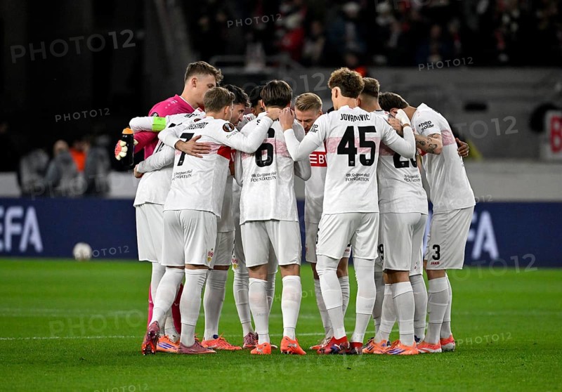 Team building, circle of the team in front of the start of the game VfB Stuttgart Europa League, MHPArena, MHP Arena Stuttgart, Baden-Württemberg, Germany