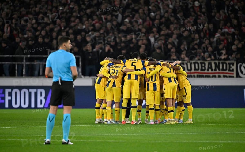 Referee Referee Marian Barbu (ROU) Team building, team circle in front of the start of the match Maccabi Tel Aviv FC Europa League, MHPArena, MHP Arena Stuttgart, Baden-Württemberg, Germany