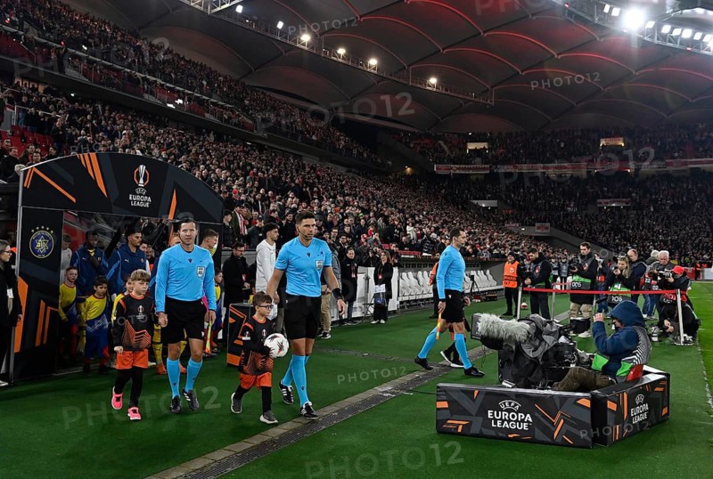 Referee Referee Marian Barbu (ROU) Ball children, players enter the pitch, TV camera, arch, Europa League, MHPArena, MHP Arena Stuttgart, Baden-Württemberg, Germany