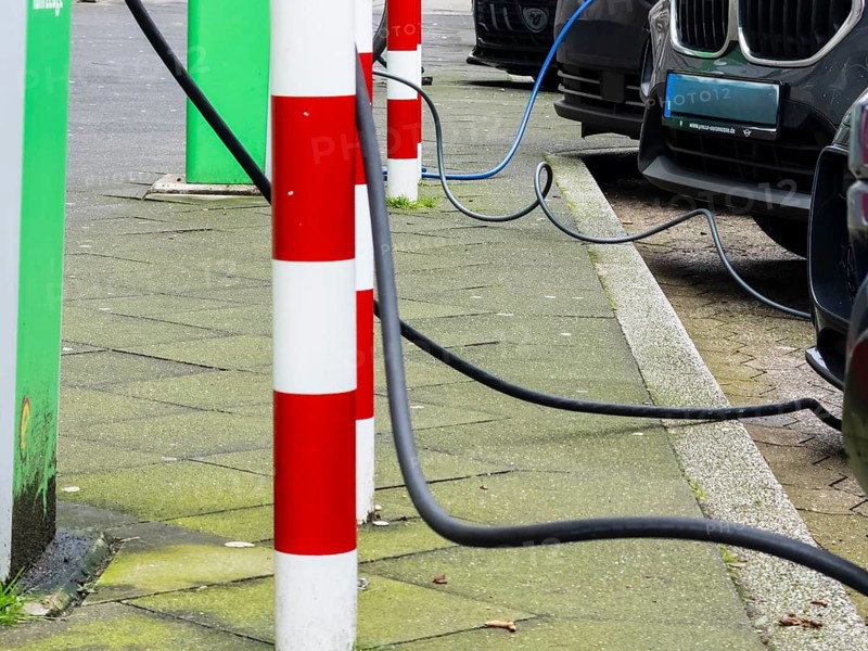 Several cars are charged at charging stations in Düsseldorf, Germany