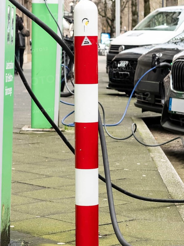 Several cars are charged at charging stations in Düsseldorf, Germany