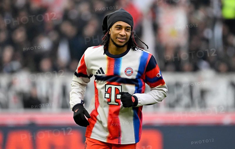 Michael Olise FC Bayern Munich FCB (17) with tube cap Warm-up training MHPArena, MHP Arena Stuttgart, Baden-Württemberg, Germany