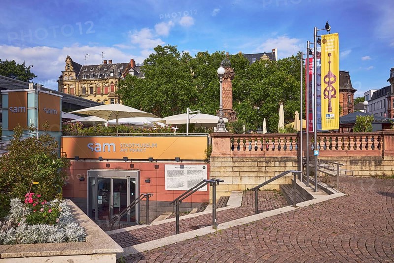 Sam - Stadtmuseum am Markt, entrance, staircase, advertising flag on flagpoles, flower bed, sandstone wall, outdoor area of a restaurant, buildings, historic houses, trees, blue sky, cumulus clouds, market square, Wiesbaden, state capital, district-free city, Hesse, Germany