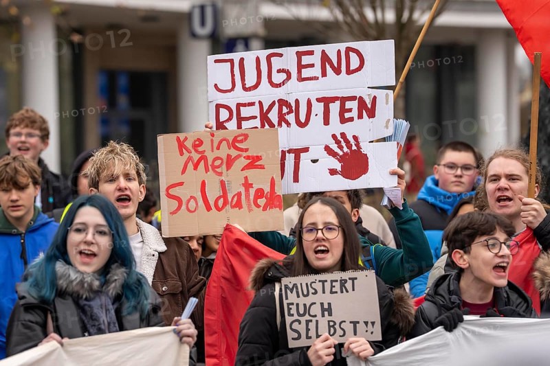 School strike against military service, around 600 participants in a demonstration against the reintroduction of military service, students who stayed away from school and participants from left-wing organizations and parties passed through downtown Essen to protest against the planned new compulsory military service and against other obligations in social service, North Rhine-Westphalia, Germany