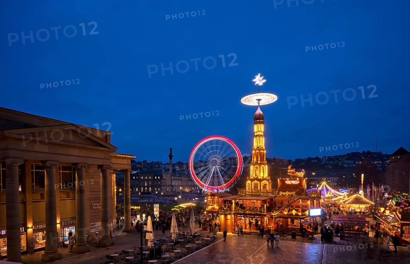 Night view, Christmas market with Christmas pyramid, Ferris wheel, movement effect, New Palace, Palace Square, Königsbau, Christmas stalls, stalls, Christmas market, blue hour, Stuttgart, Baden-Württemberg, Germany
