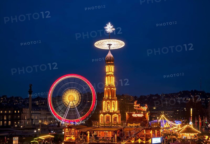 Night view, Christmas market with Christmas pyramid, Ferris wheel, movement effect, New Castle, Palace Square, Christmas stalls, stalls, Christmas market, blue hour, Stuttgart, Baden-Württemberg, Germany