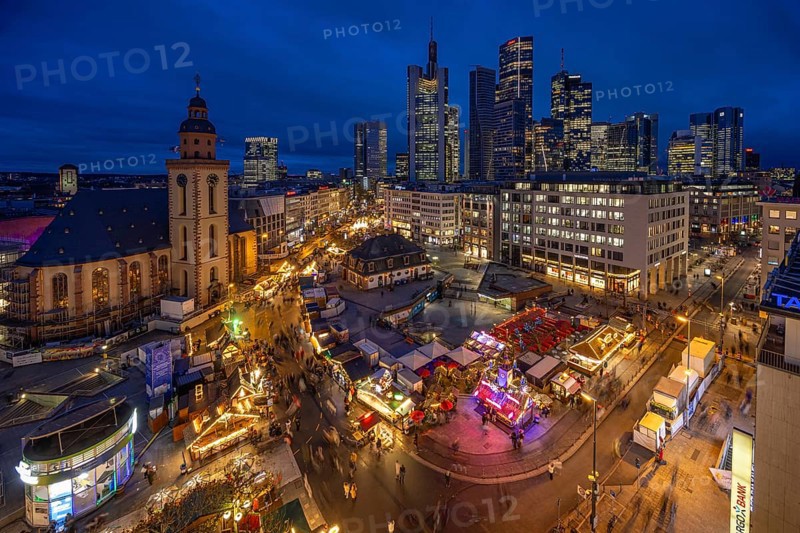 At Hauptwache, in the evening, the stalls of the Frankfurt Christmas Market and behind them the offices of the towering banking skyline, Hauptwache, Frankfurt am Main, Hesse, Germany