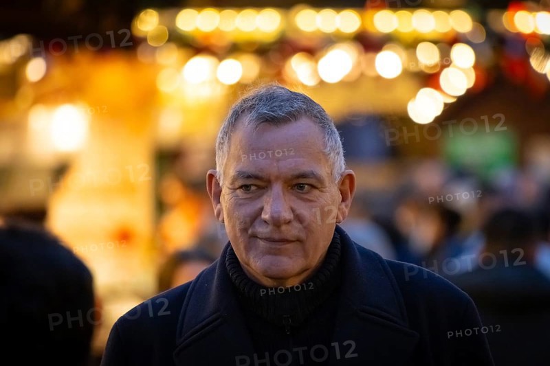 Politician Jan van Aken (Die Linke) visits the Frankfurt Christmas market in the evening, Römerberg, Frankfurt am Main, Hesse, Germany
