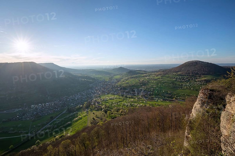 View of the Neidlinger Valley from Knaupenfels at sunset, Neidlingen, Baden-Württemberg, Swabian Jura, Germany